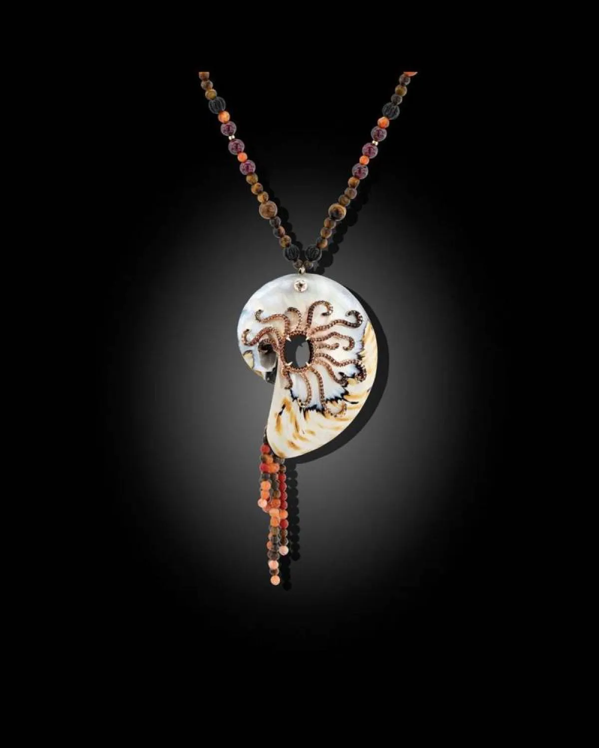 قلادة باتريشيا كونتريرز Patricia Contreras- الصورة من حساب مُصمم المجوهرات Gil Neuhaus على إنستغرام