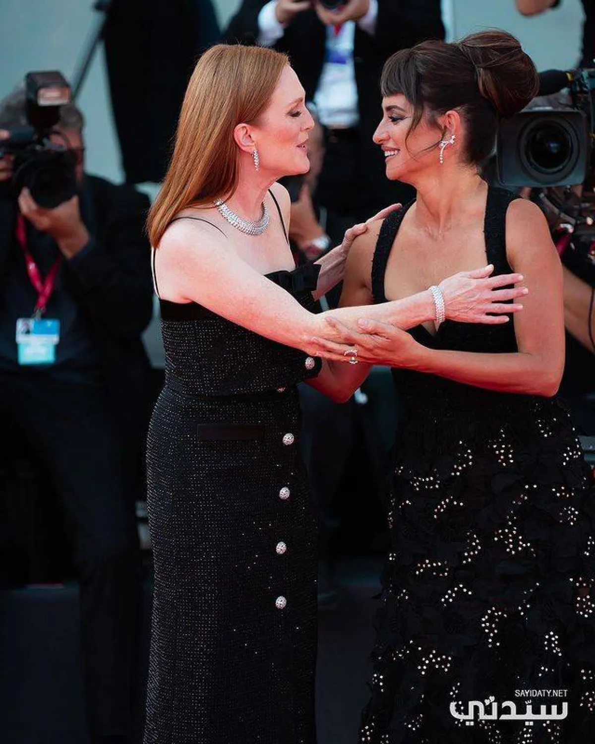 جوليان موور وبينيلوب كروز