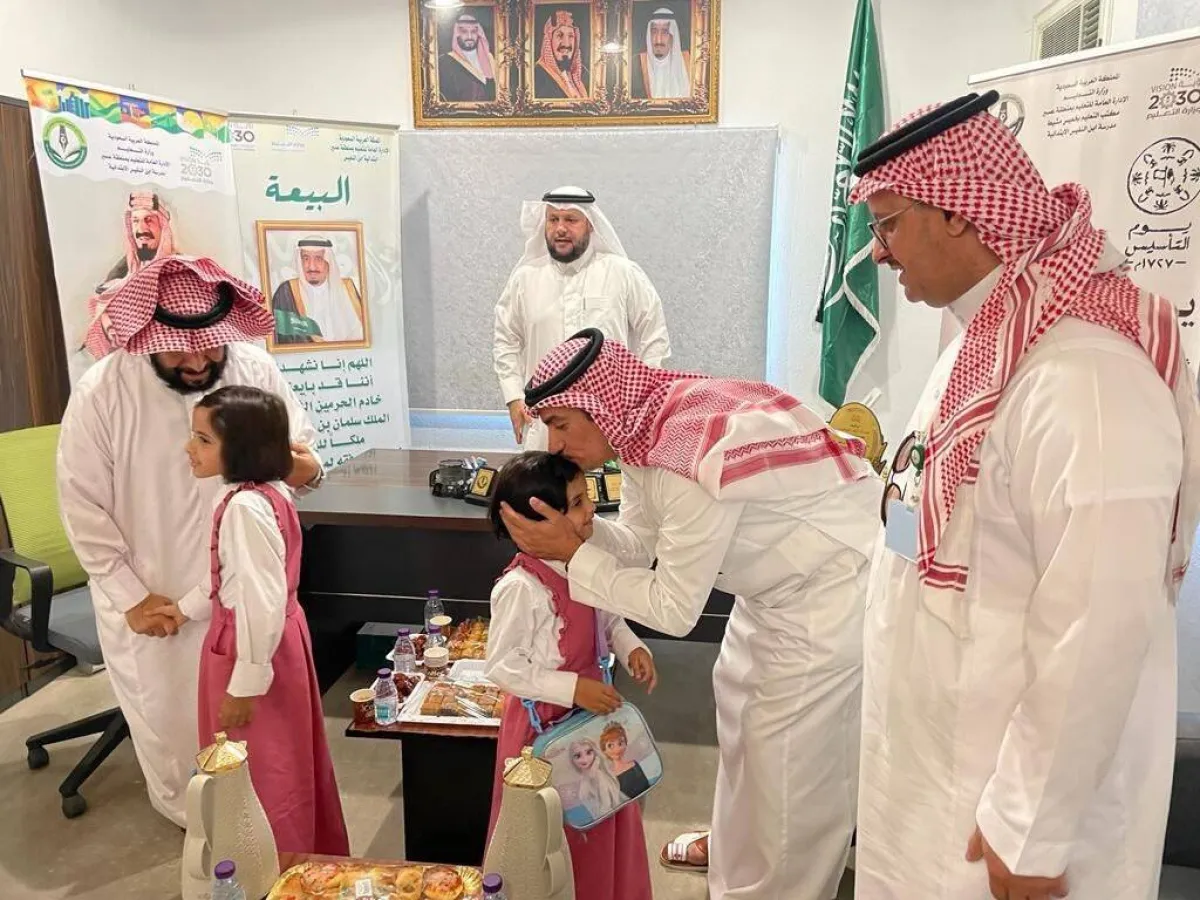 لحظة تكريم الطفل مشعل الشهراني