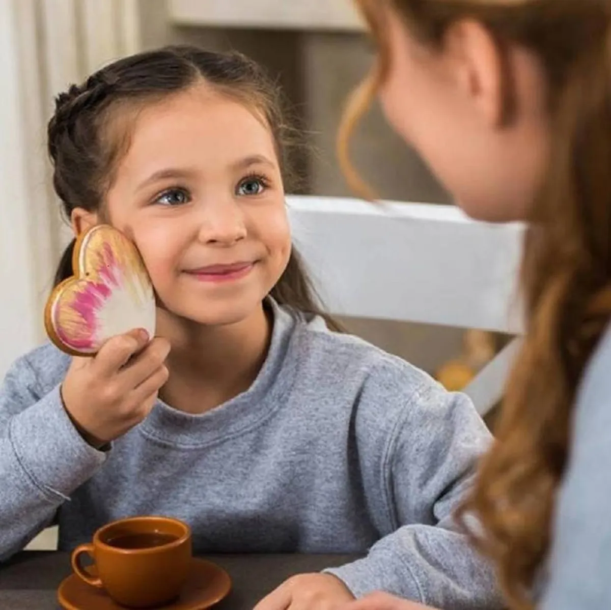 صورة لطفلة وأمها