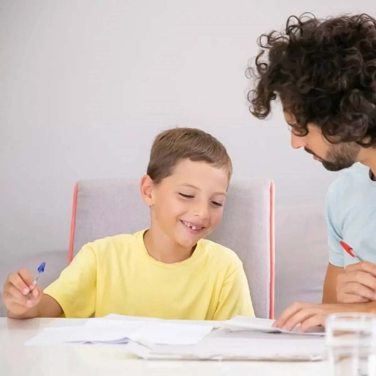 صورة لطفل ووالده