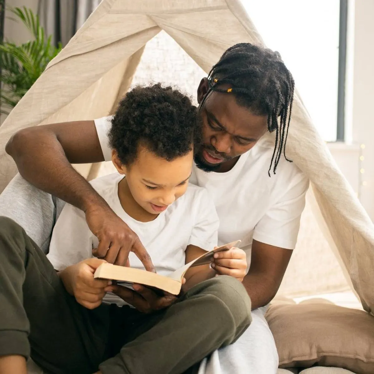 صورة لطفل ووالده