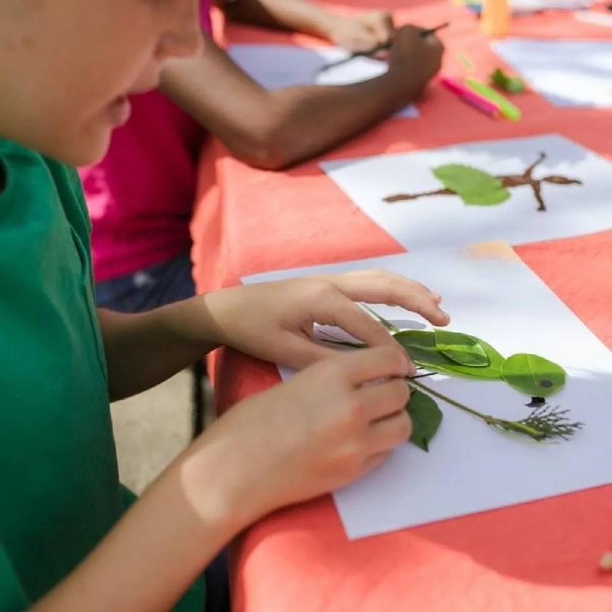 صورة لطفل يلعب بالورق