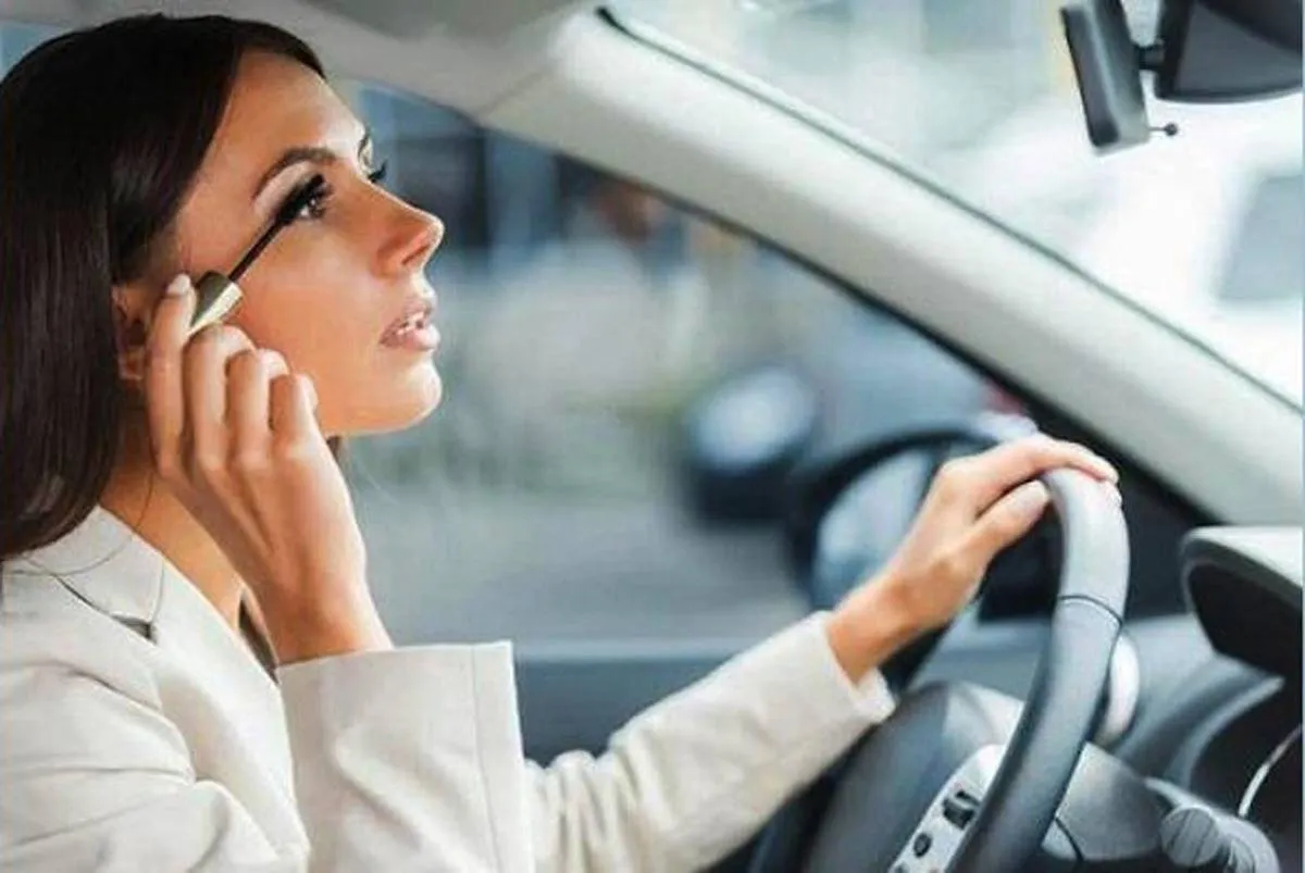 مخاطر تطبيق الماكياج أثناء القيادة؛ حتى وسيارتكِ متوقفة