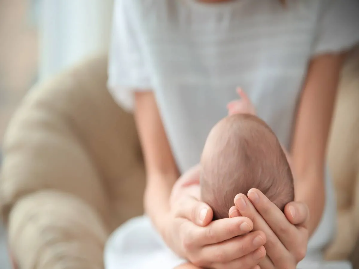 صورة لأم تحمل طفلها