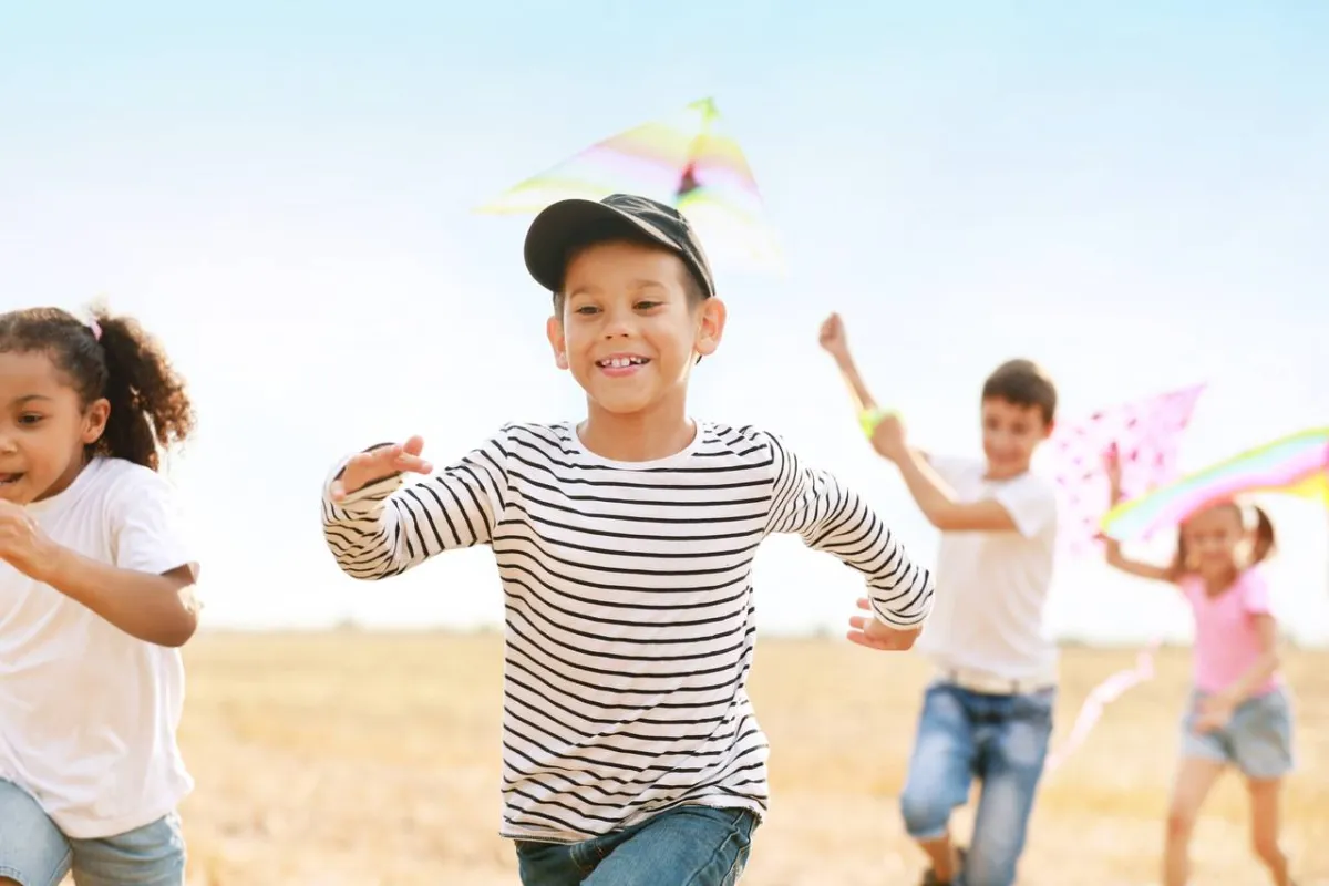 صورة لأطفال يلعبون في الهواء الطلق