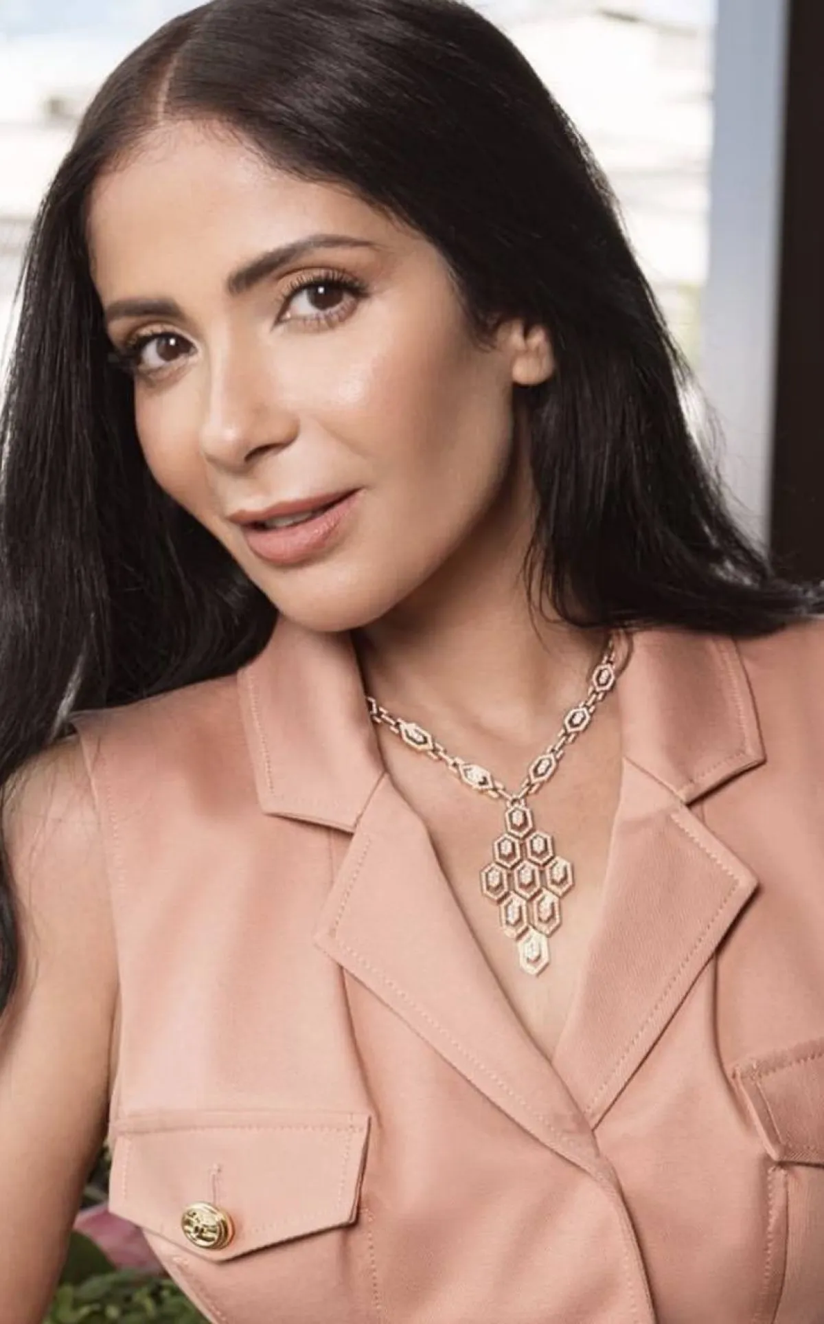 منى زكي بقلادة من بلغاري Bvlgari