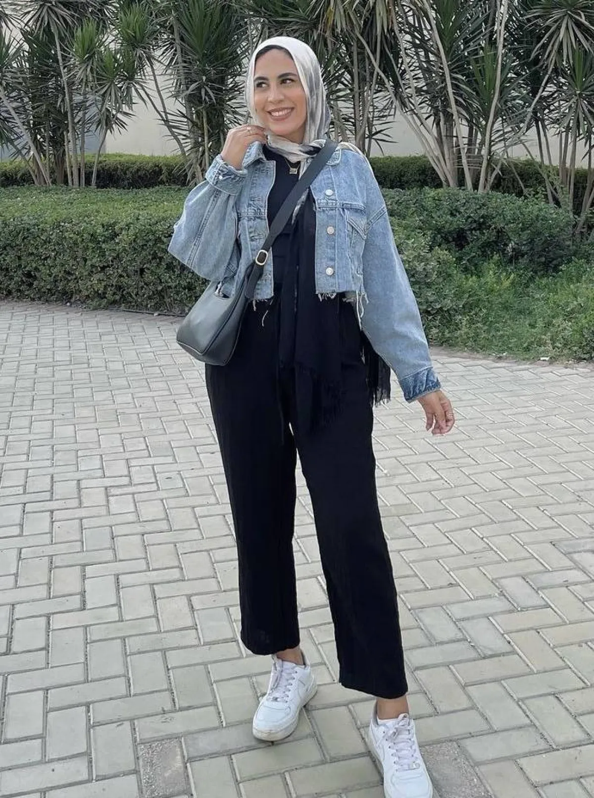 امال الشربيني بالجينز مع الازياء حيادية الالوان