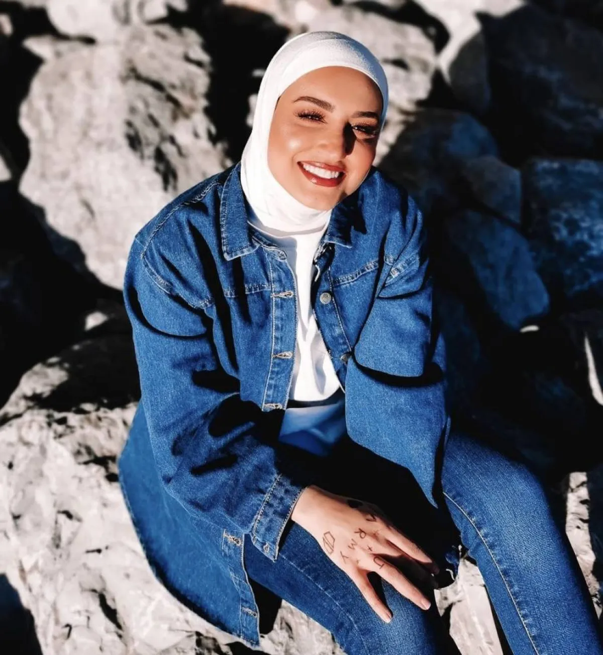 دلال الدوب ببدلة الجينز