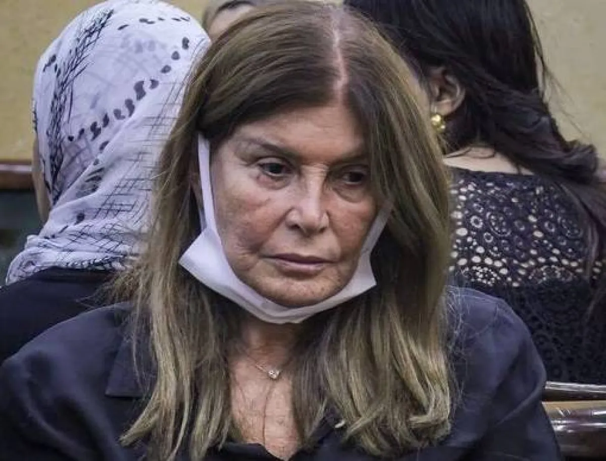 ميرفت أمين  في عزاء المخرج الراحل علي عبد الخالق - صورة من صفحة جيني طعيمة زوجة الشاعر أمير طعيمة على "فيسبوك"