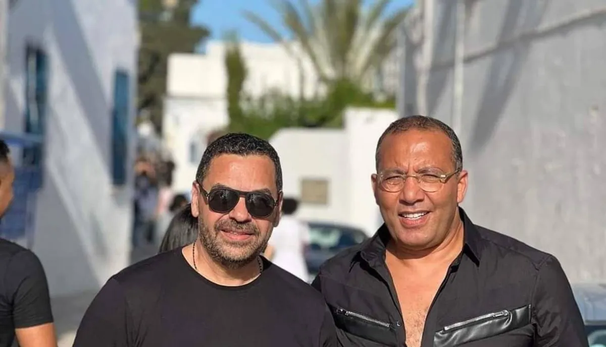 المخرج طارق العريان  مع كاتب نص المسلسل خالد صالح في صورة لهما في سيدي بوسعيد بتونس- الصورة من حساب المخرج على الفيسبوك