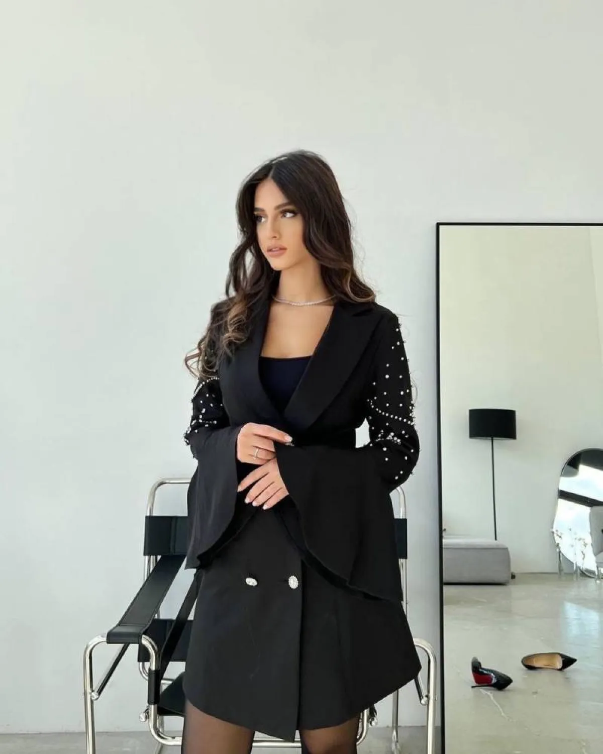 مريم ناظم بطاقم عصري باللون الأسود  