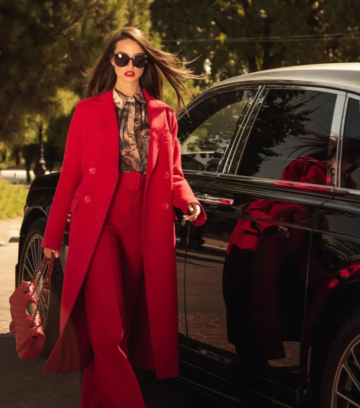 مريم ناظم ببدلة رسمية باللون الأحمر  