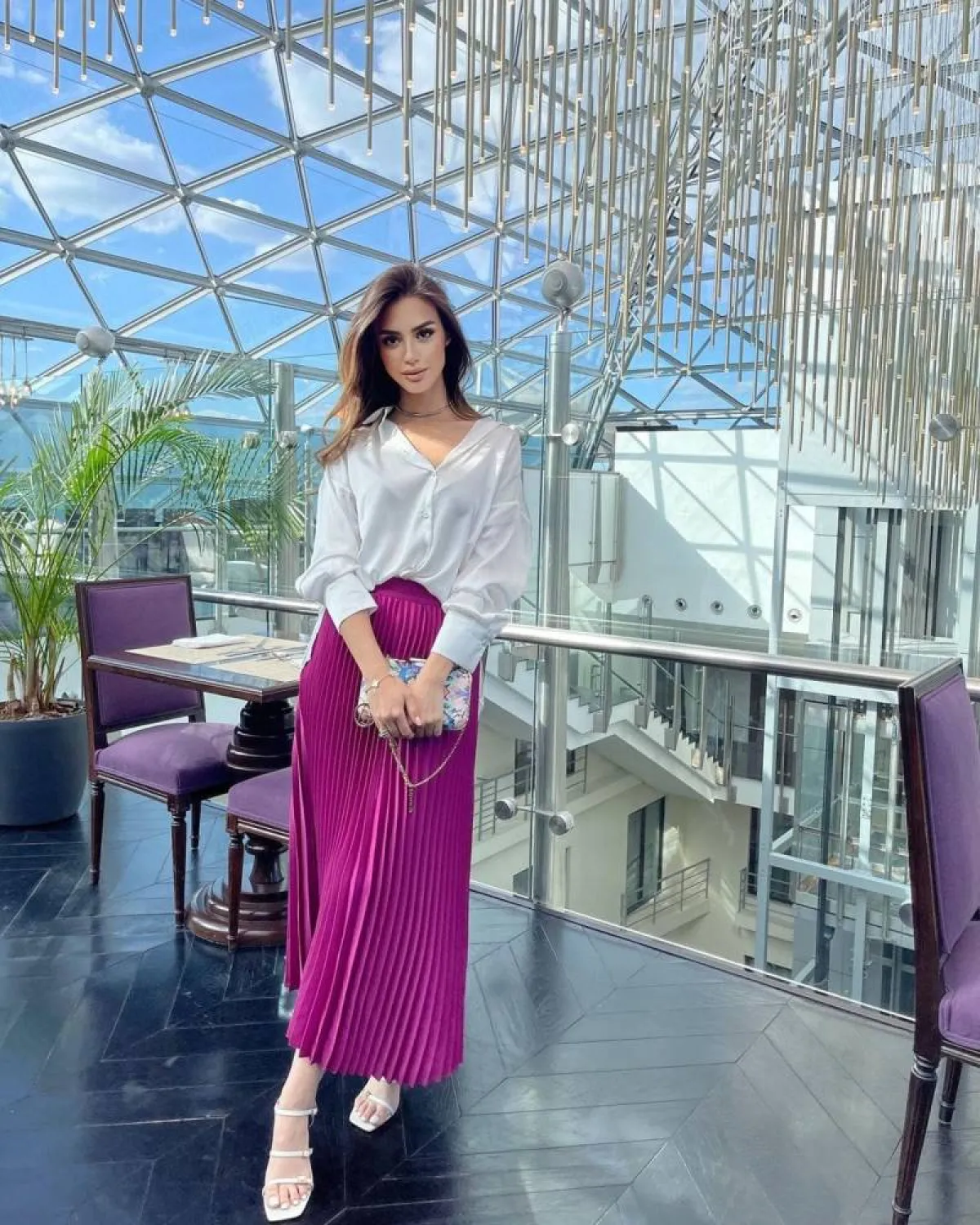 مريم ناظم بطاقم راقٍ باللون الوردي 