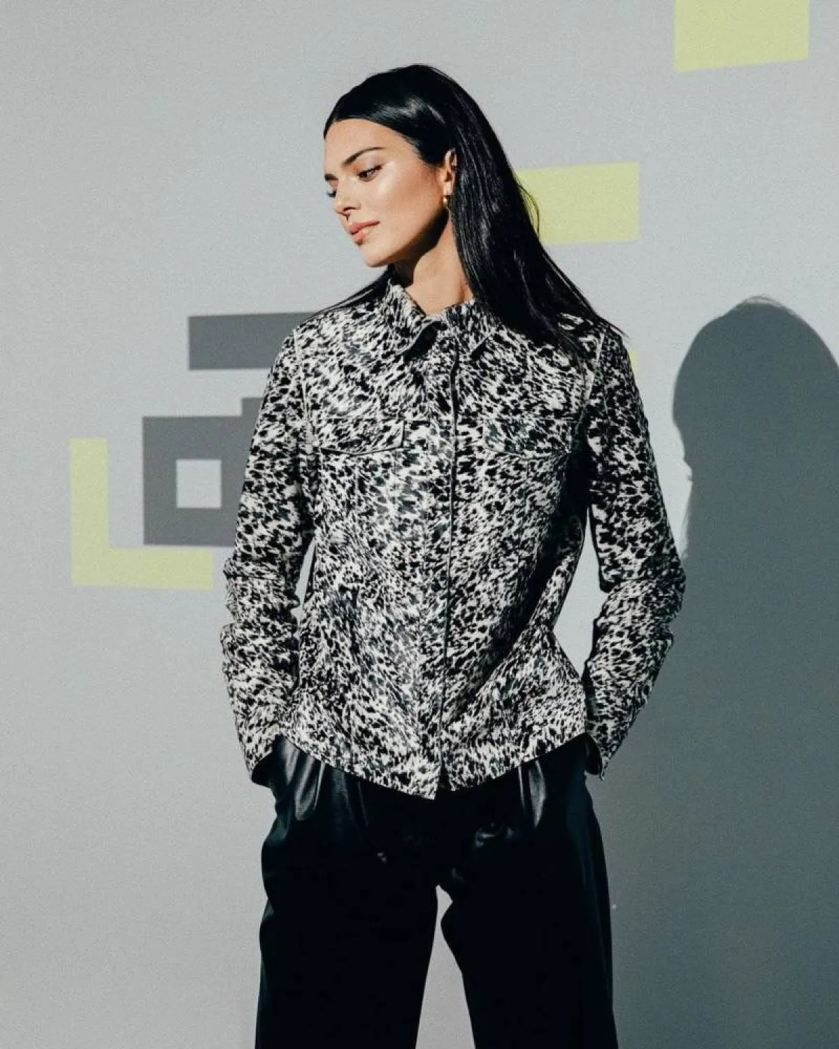 كيندال جينر بإطلالة كاجوال شبابية 