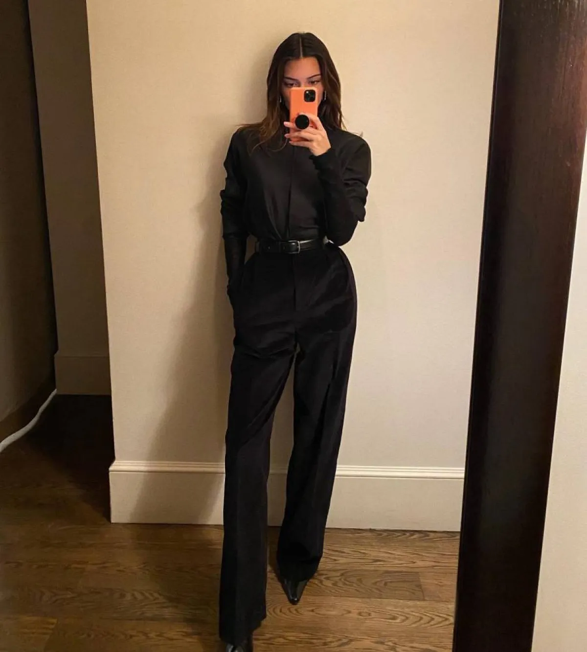 كيندال جينر بإطلالة كلاسيكية باللون الأسود  