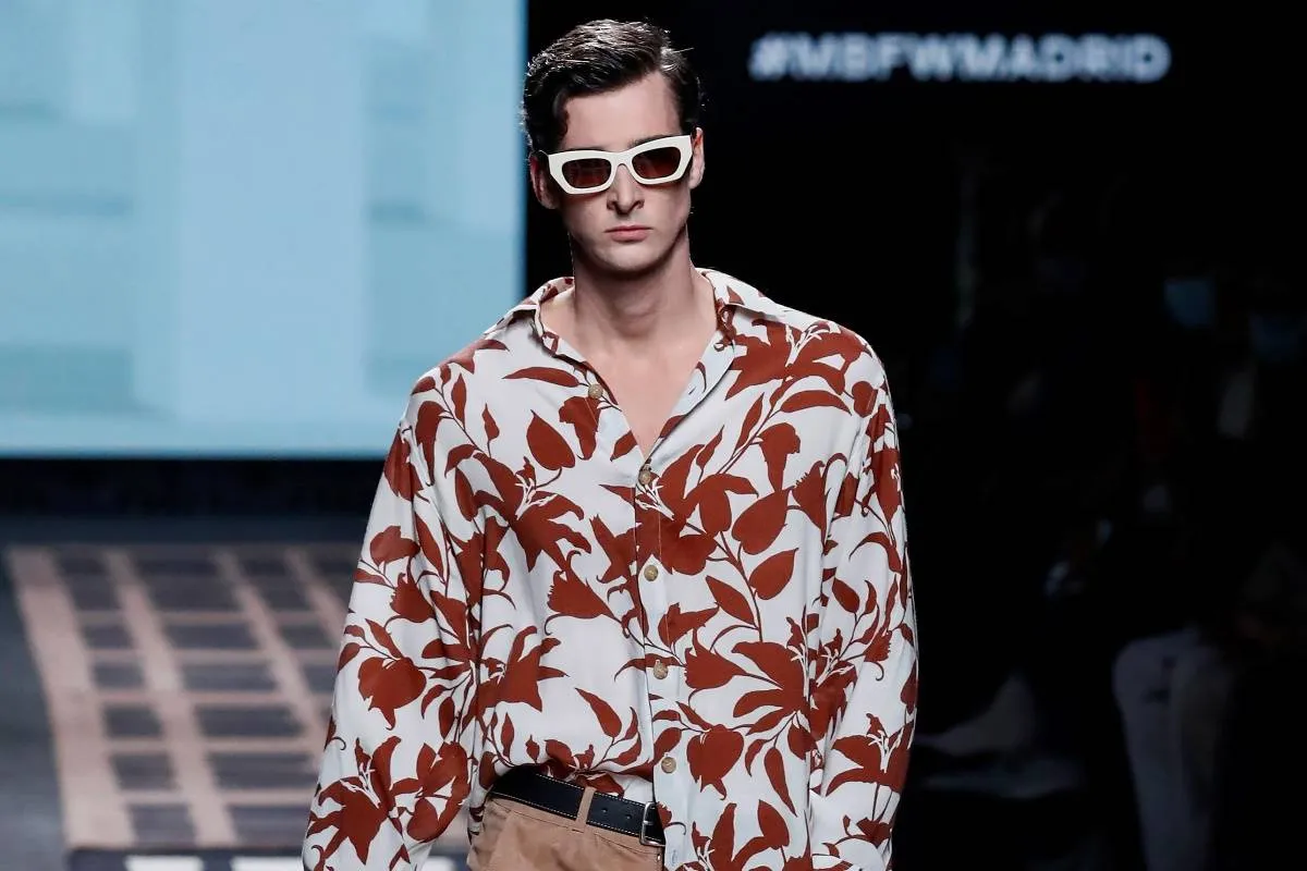 تنسيق القمصان الملوّنة