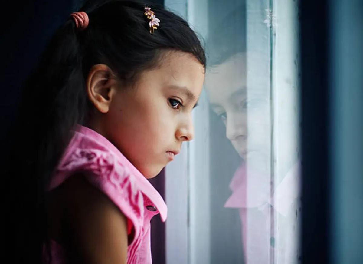 صورة لملامح الغيرة على وجه الطفل