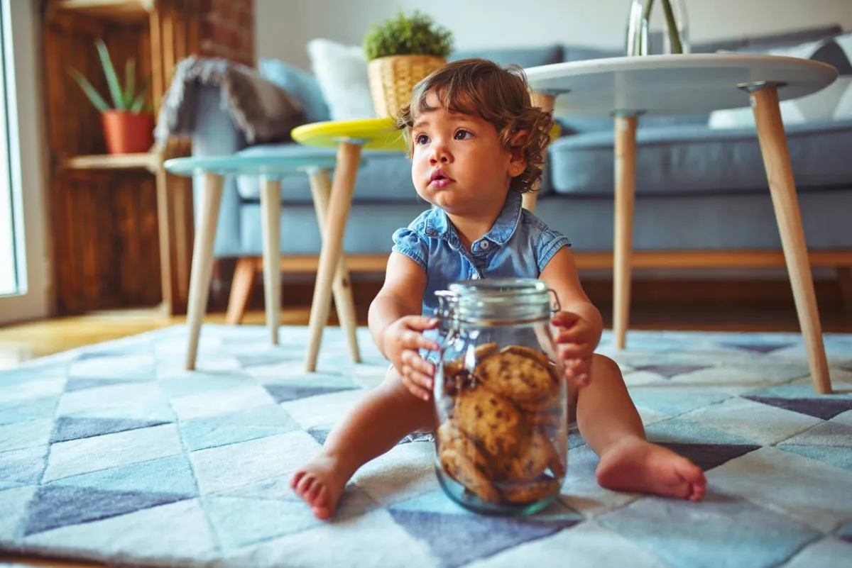 صورة طفل يمسك بالحلويات