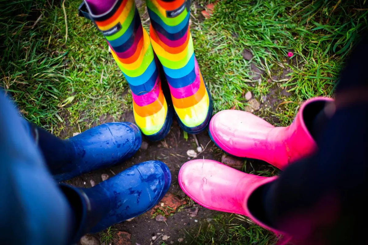 صورة لأطفال تحت المطر