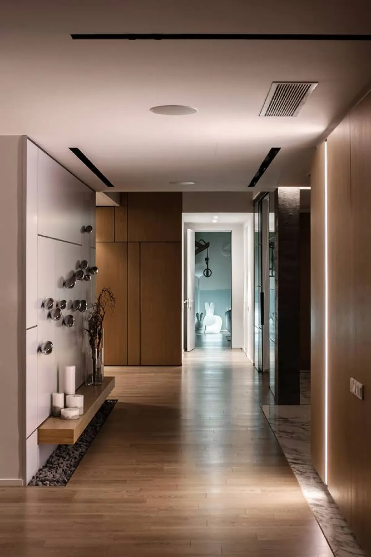 تكسية زوجي الجدران بالخشب، في الممرّ