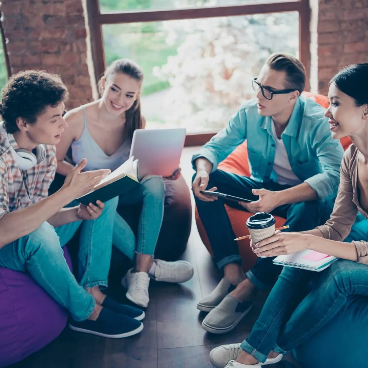 صورة لمراهقين وسط عائلتهم