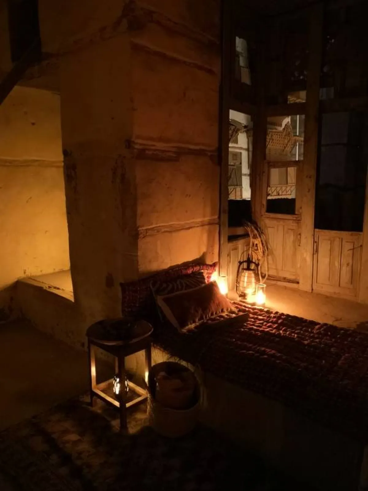 لقطة من مسرحيّة "بيت الدهاليزي"