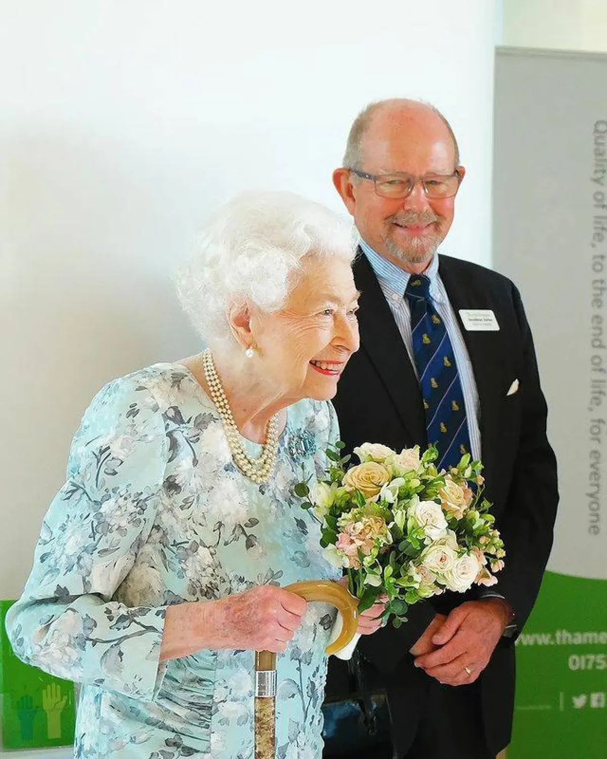 الملكة إليزابيث الثانية وقصة عقد اللؤلؤ الشهير ذي النسخ الاحتياطية