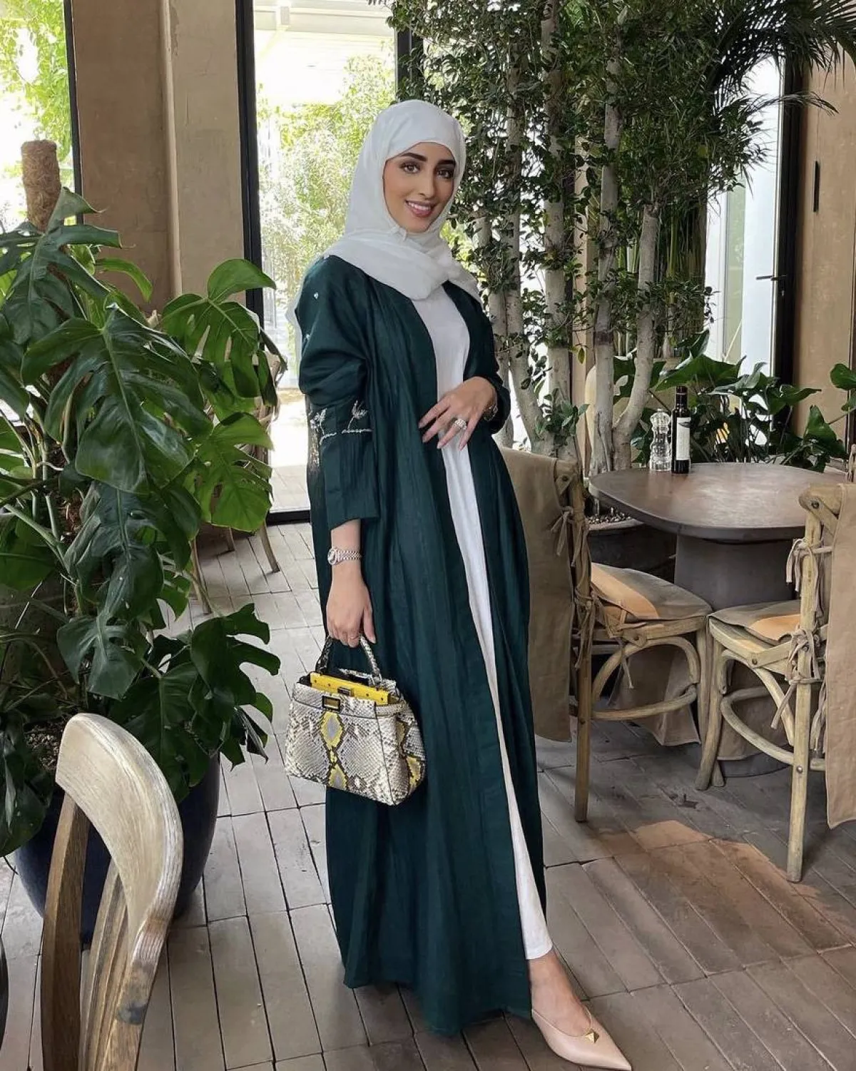 نجود مشعل بعباية خضراء