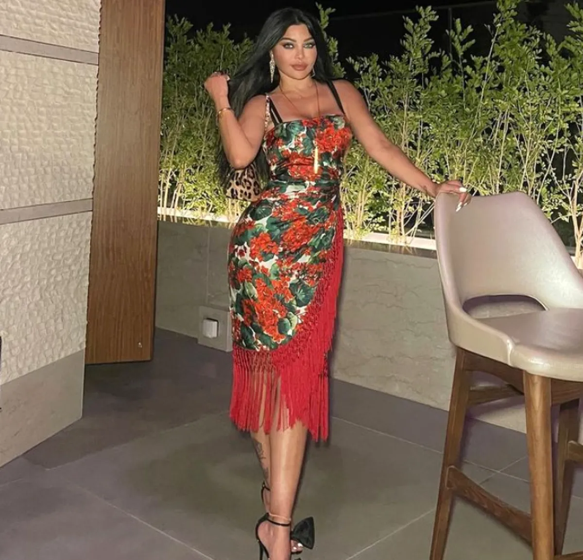 هيفاء وهبي ترتدي الفستان الأحمر المطبع بالزهور الملونة