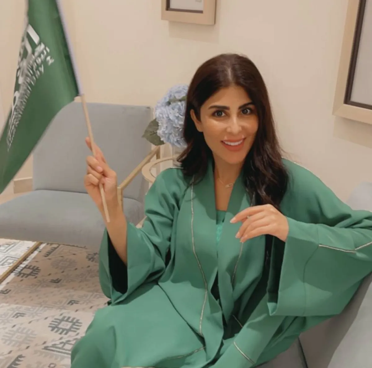 زارا البلوشي بالعباية الخضراء