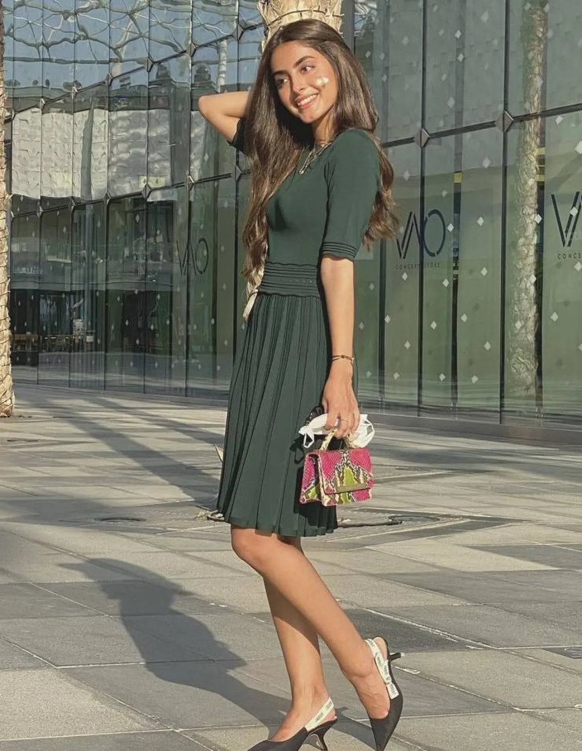 جود عزيز بفستان كاجوال