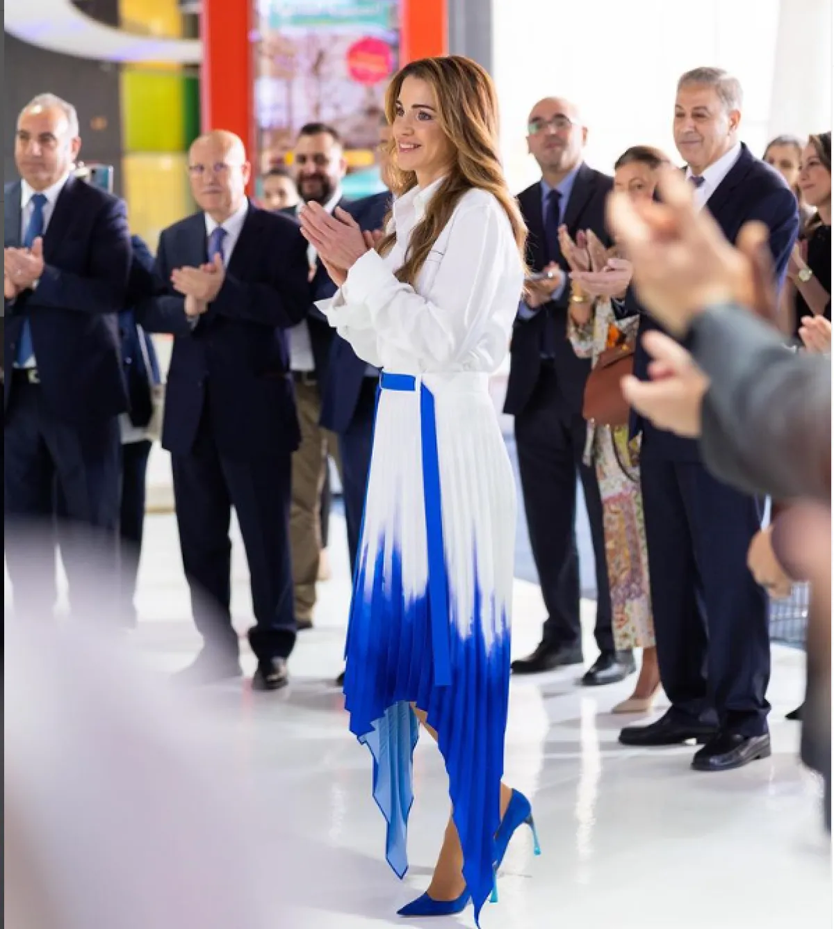 الملكة رانيا بفستان باللونين الأبيض والأزرق