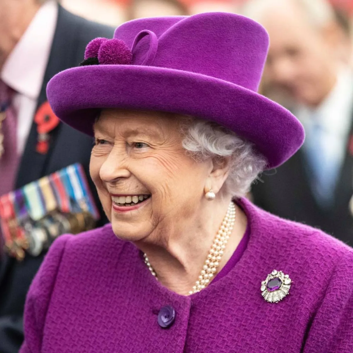 بوداع يليق بالراحلة الملكة إليزابيث الثانية.. دبابيس ورود من الذهب والماس من بين 98 بروش اقتنتها!