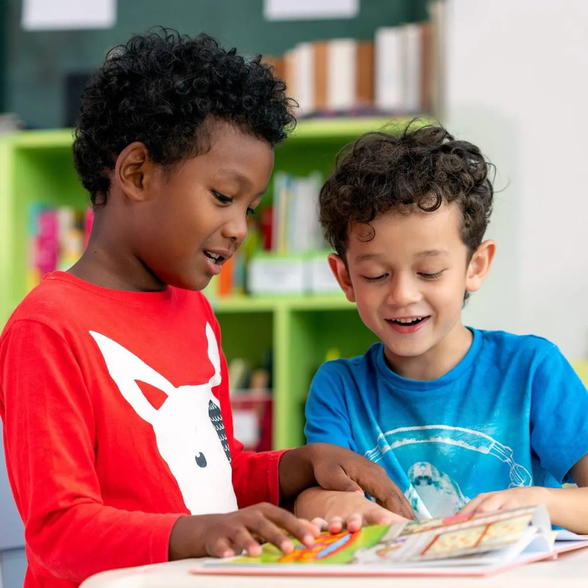 صورة لطفلين