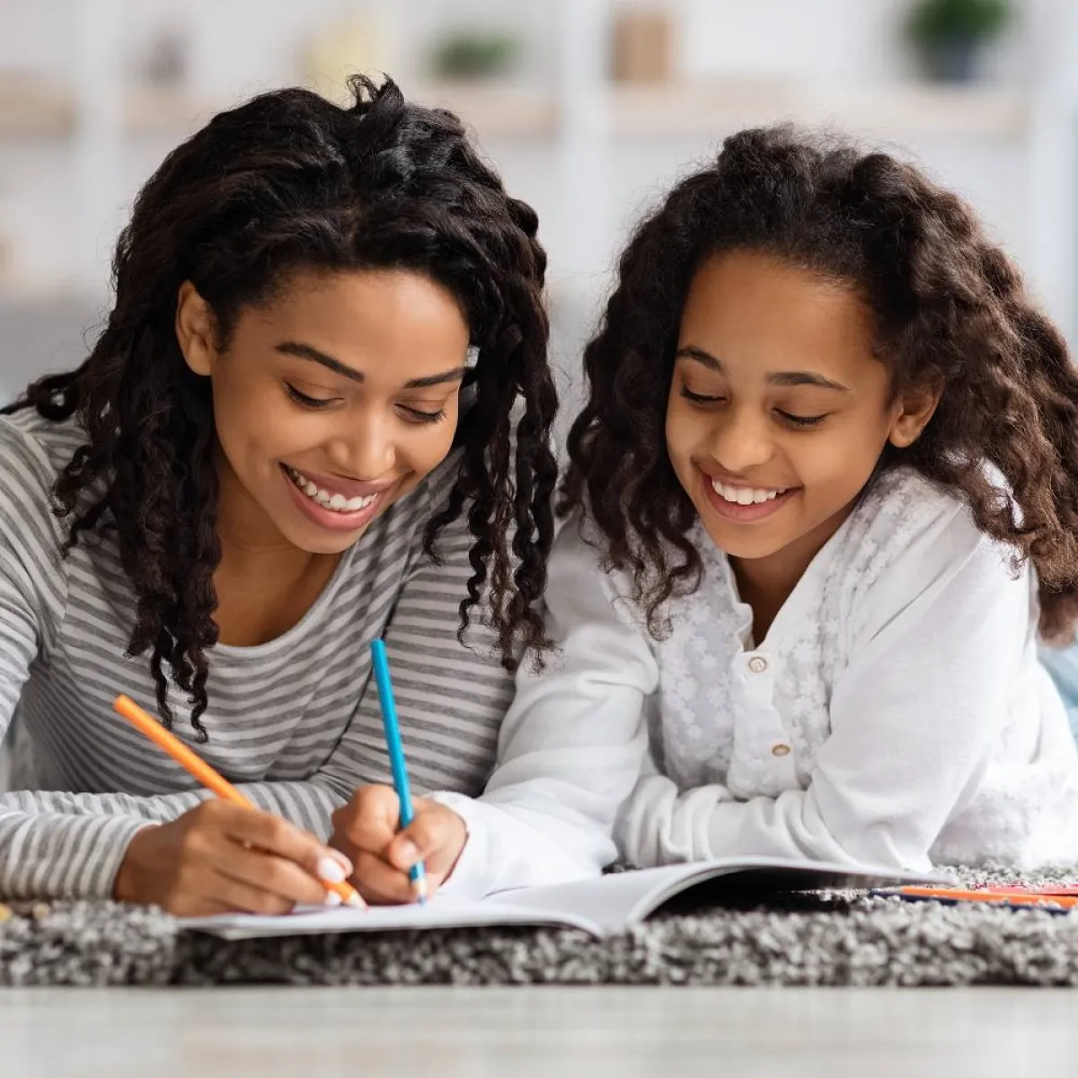 صورة لطفلة وأمها