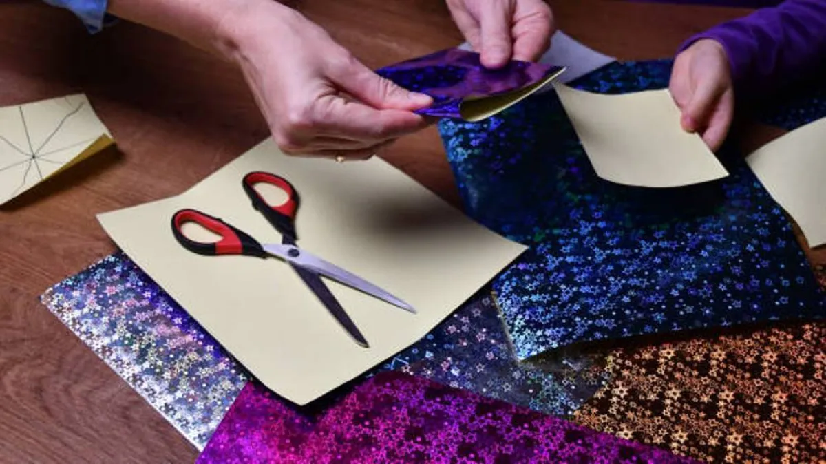 صورة لاستخدام المقص في أنشطة منزلية