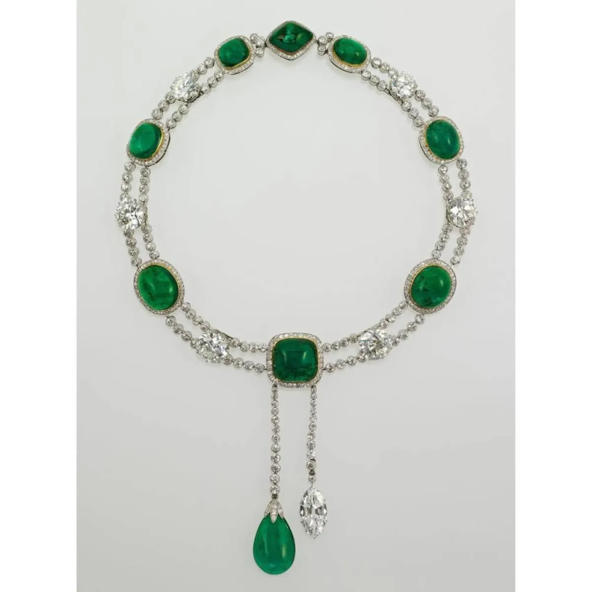 عقد Delhi Durbar -الصورة من حساب royal collection trust على انستغرام 