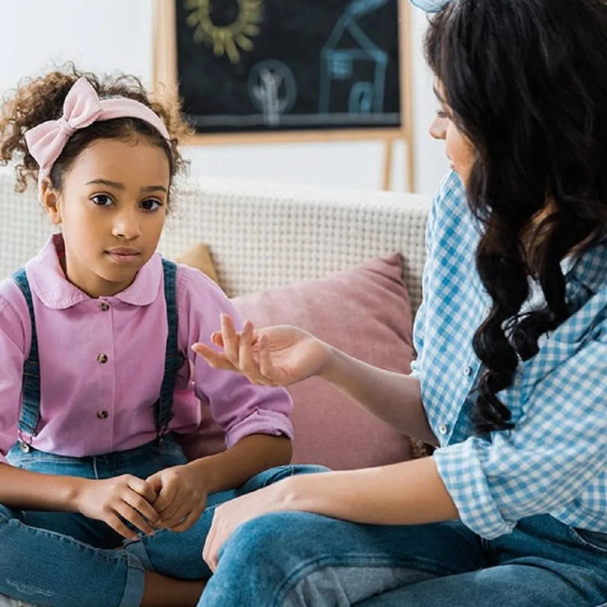 صورة لطفلة ومعلمة