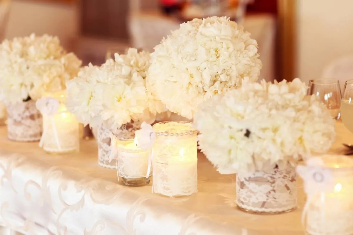 أزهار جذّابة باللون الأبيض