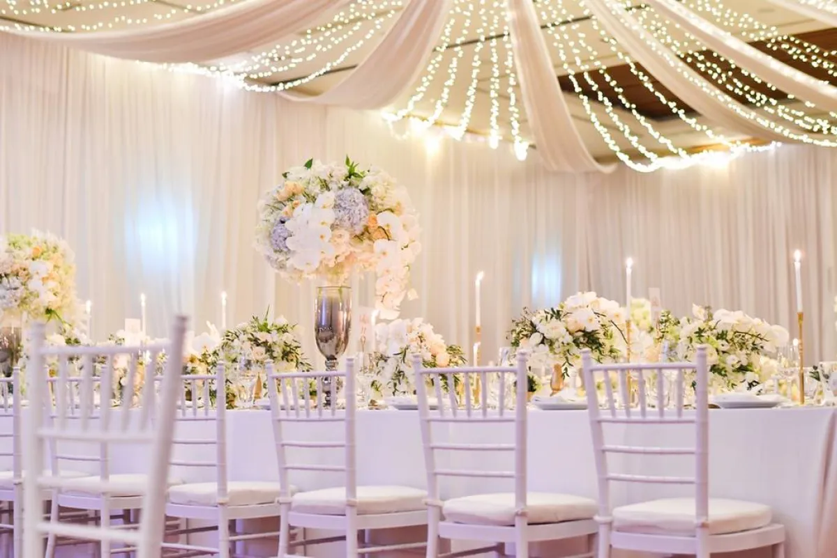 المصمّم يُكثّف الإضاءة في الحفل، ويجعل مصادر الإضاءة متعدّدة