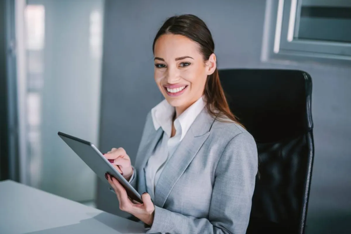 موظفة إيجابيّة في سلوكها