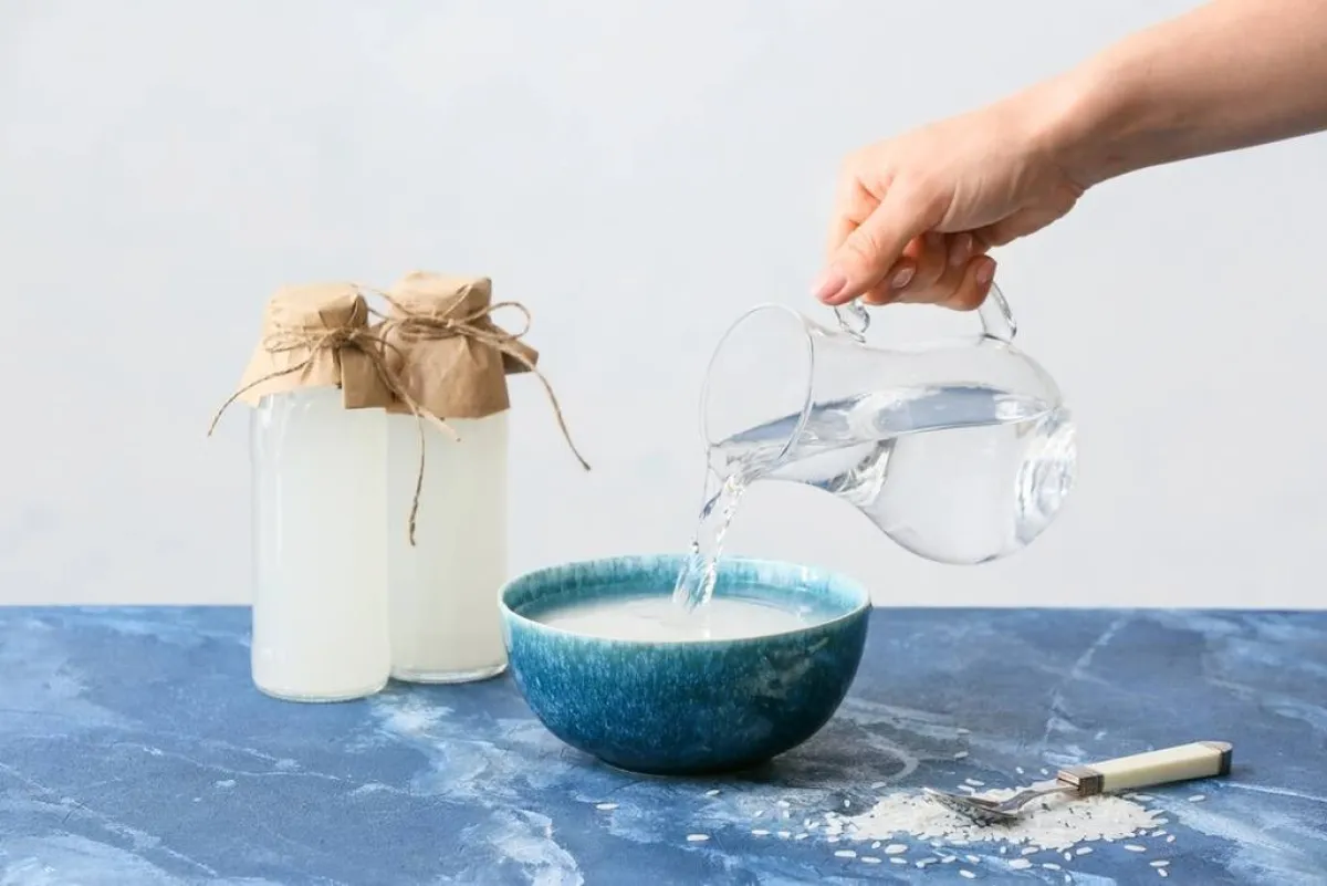 نقع الأرز في الماء 