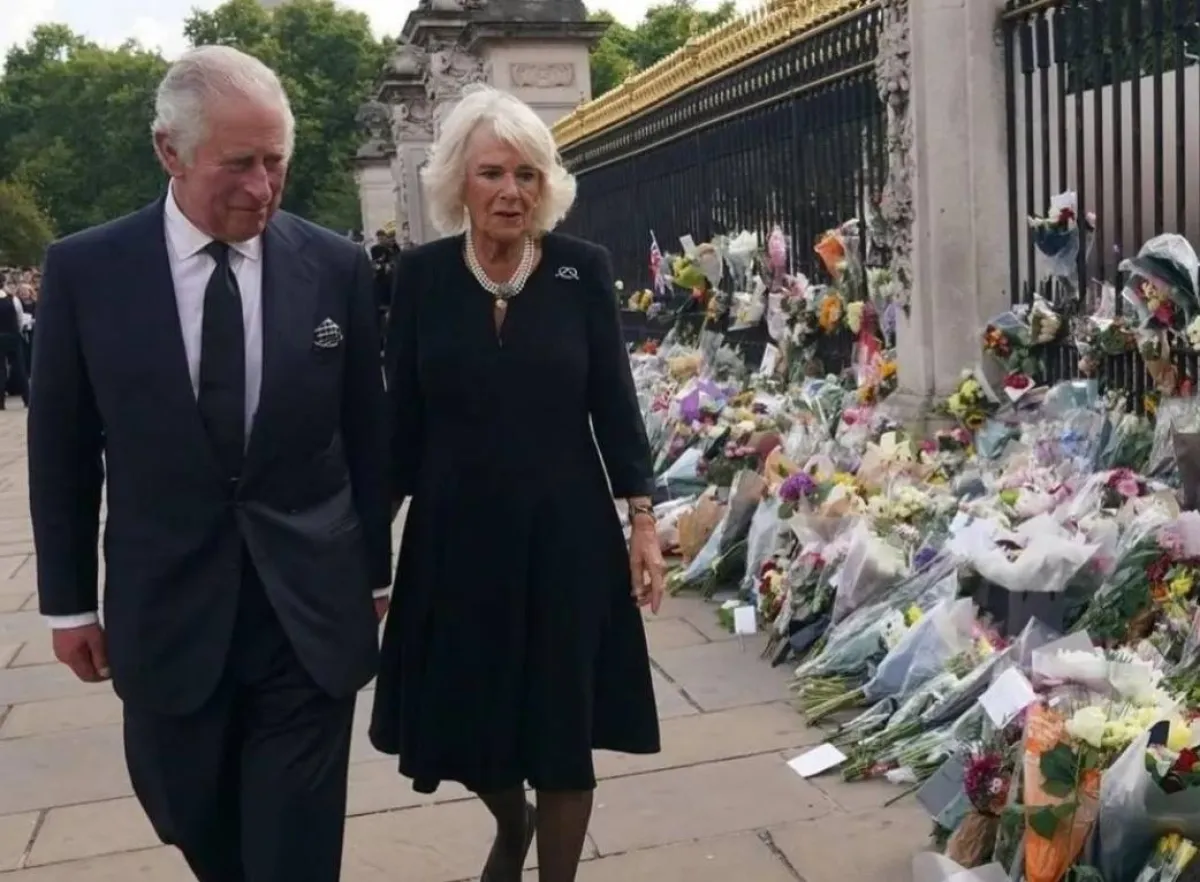 الملك تشارلز والملكة كاميلا أمام قصر باكنغهام- الصورة من حساب europe Royals على إنستغرام