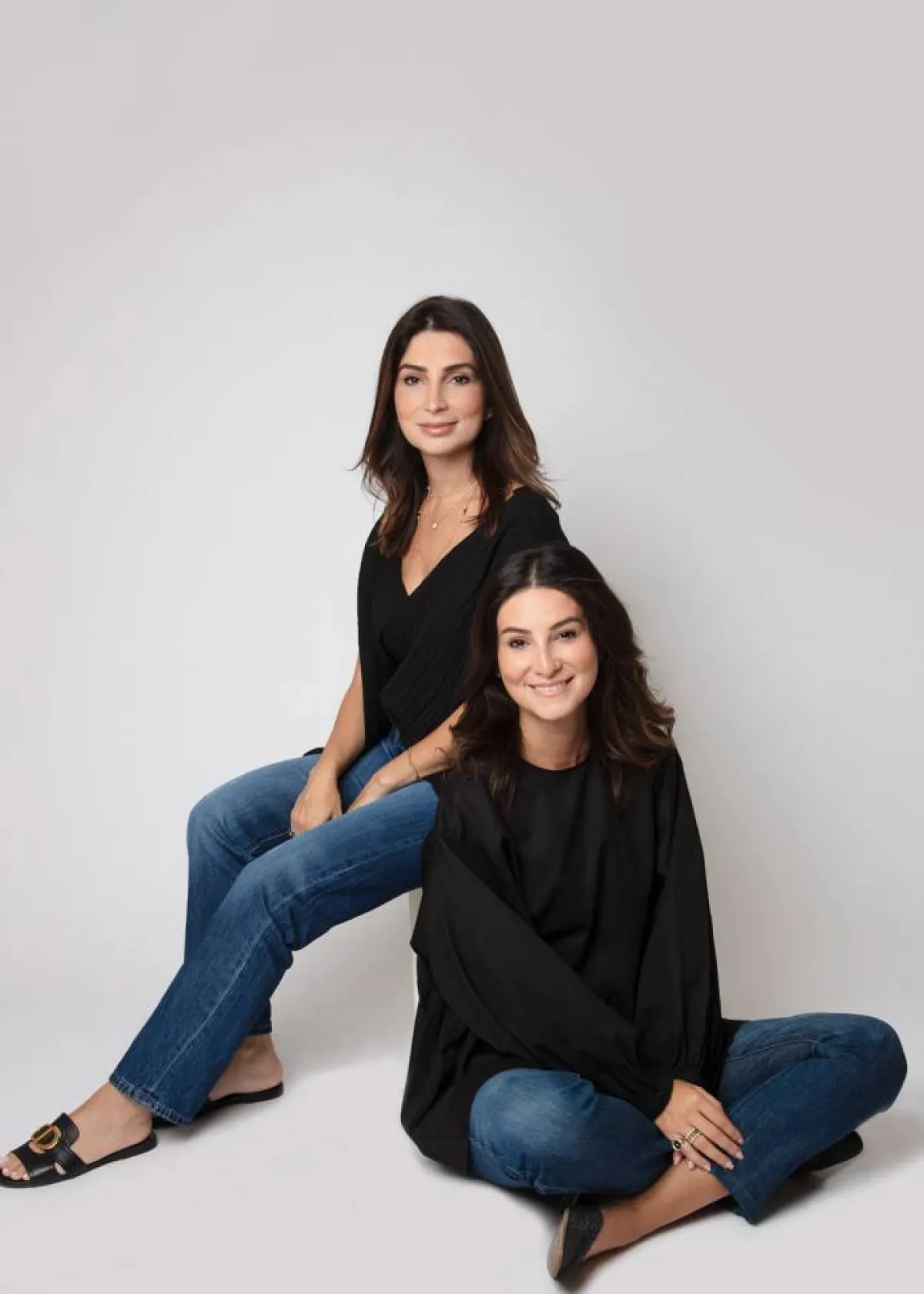 الشقيقتان المؤسستان لدار سقّال لتصميم الديكور ميساء ونور سقّال