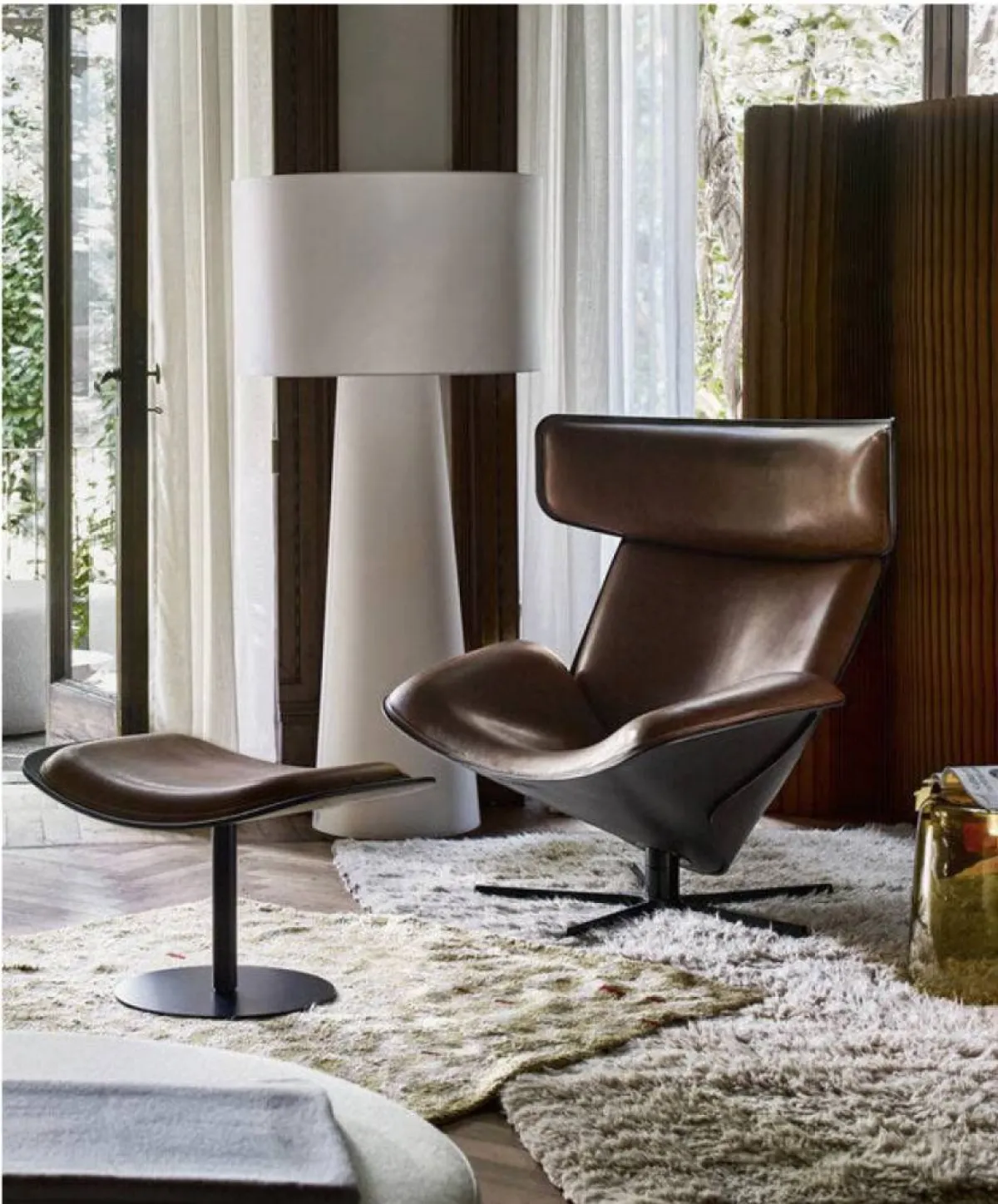 يوفّر كرسي Almora من B&B Italia راحة قصوى لشاغله، بخاصّة إذا كان مصمّماً مع مسند منفصل للساقين.