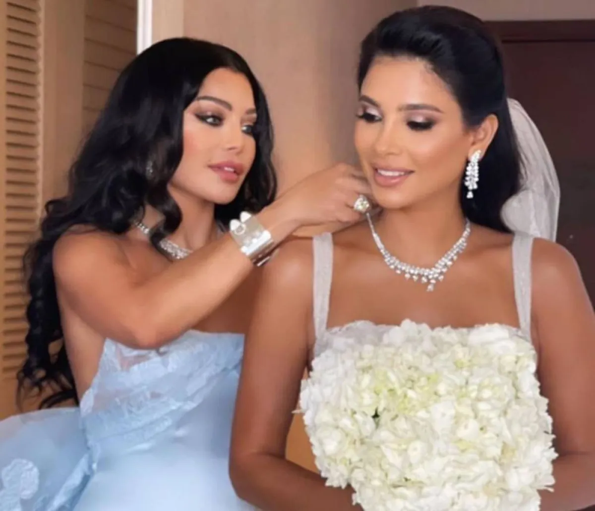 هيفاء وهبي مع شقيقتها العروس -الصورة من حساب عليا شقيقة هيفاء وهبي على إنستغرام