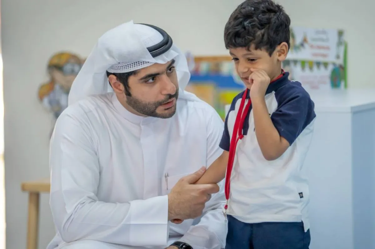 زيارة القاسم لعدد من المدارس. الصورة من "وام"