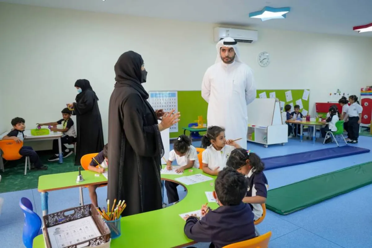 لقاء محمد القاسم مع المعلمين أثناء جولته الميدانية. الصورة من "وام"