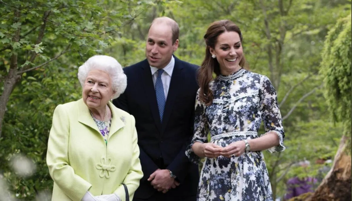 الملكة إليزابيث مع الأمير ويليام والأميرة كيت ميدلتون- الصورة من موقع GB News